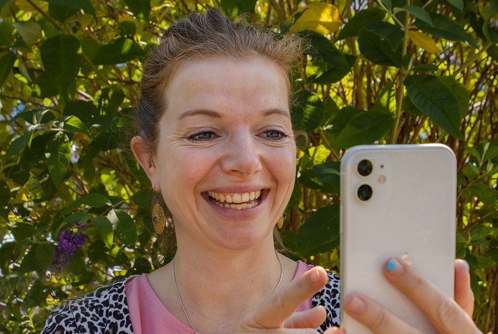 Frances gebruikt haar telefoon die direct gekoppeld is