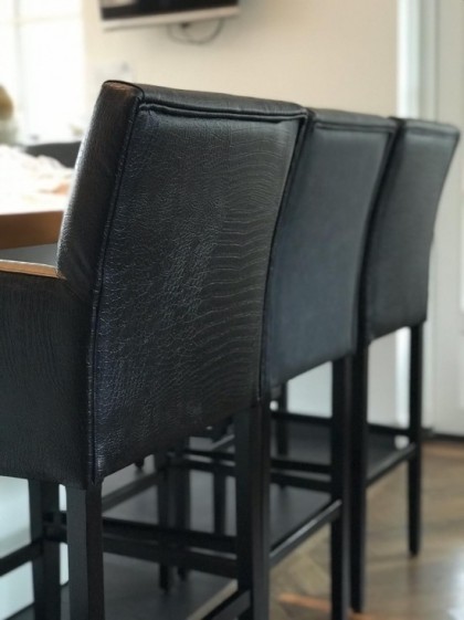 Maatwerk_barstoelen_in_luxe_slangenprint