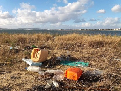 Carolien Adriaansche New Biodiversity plastic afval bij de Taag
