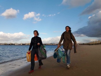 Carolien Adriaansche met Cláudia Mestre op het strand van de Taag