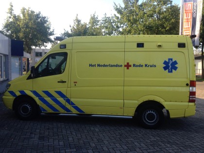 mees_reclame_veenendaal_ambulance_belettering_bedrukking_rode_kruis