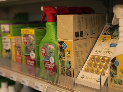 Bestrijdingsmiddelen bij de Blaricumsche IJzerhandel, Van den Bergh