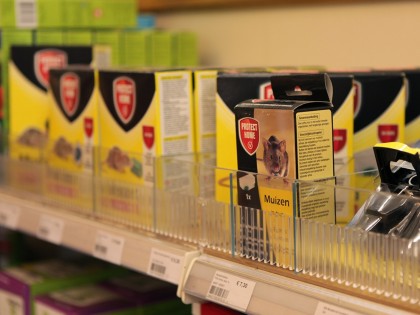 Bestrijdingsmiddelen bij de Blaricumsche IJzerhandel, Van den Bergh