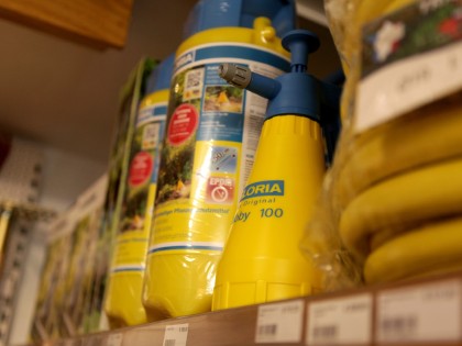 Bestrijdingsmiddelen bij de Blaricumsche IJzerhandel, Van den Bergh