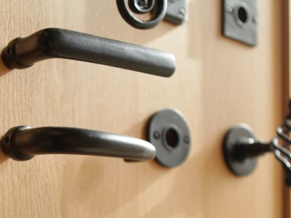 Deur, raam en meubelbeslag bij de Blaricumsche IJzerhandel, Van den Bergh