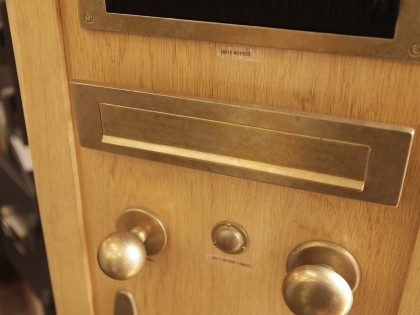 Deur, raam en meubelbeslag bij de Blaricumsche IJzerhandel, Van den Bergh