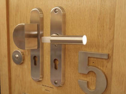 Deur, raam en meubelbeslag bij de Blaricumsche IJzerhandel, Van den Bergh