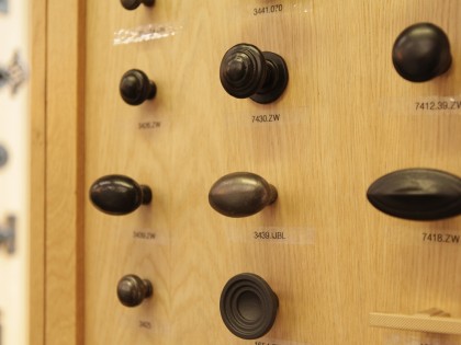 Deur, raam en meubelbeslag bij de Blaricumsche IJzerhandel, Van den Bergh