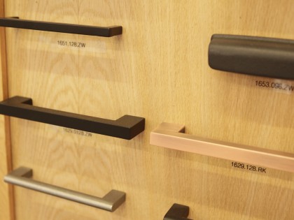 Deur, raam en meubelbeslag bij de Blaricumsche IJzerhandel, Van den Bergh