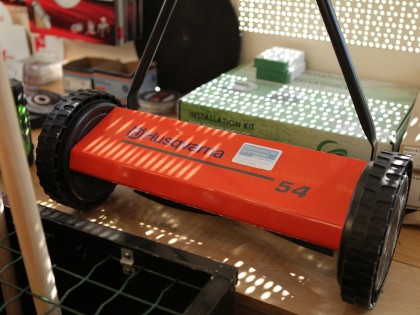 Gazonmaaiers & tuinmachines bij de Blaricumsche IJzerhandel, Van den Bergh