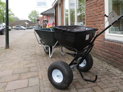 Gazonmaaiers & tuinmachines bij de Blaricumsche IJzerhandel, Van den Bergh