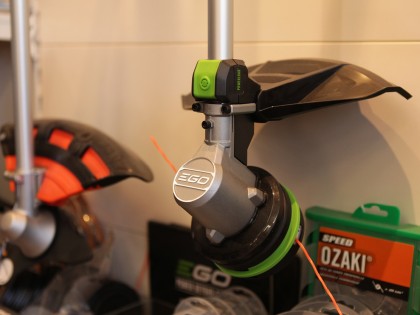 Gazonmaaiers & tuinmachines bij de Blaricumsche IJzerhandel, Van den Bergh