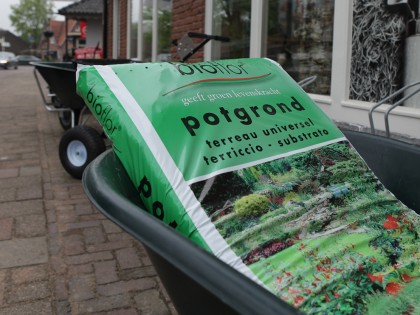 Graszaad en meststoffen bij de Blaricumsche IJzerhandel, Van den Bergh