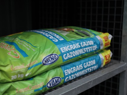 Graszaad en meststoffen bij de Blaricumsche IJzerhandel, Van den Bergh