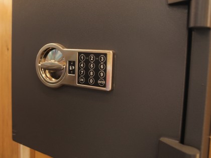 Kluizen bij de Blaricumsche IJzerhandel, Van den Bergh