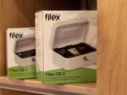 Kluizen bij de Blaricumsche IJzerhandel, Van den Bergh