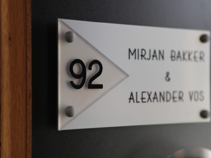 Naam- en huisnummerbordjes bij de Blaricumsche IJzerhandel, Van den Bergh