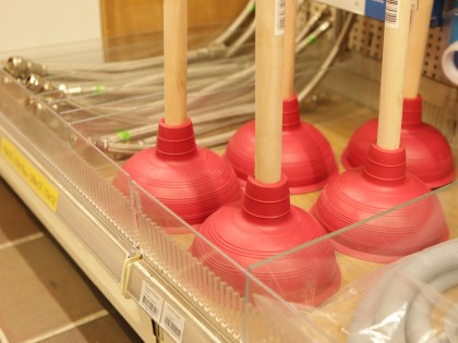 Sanitair bij de Blaricumsche IJzerhandel, Van den Bergh