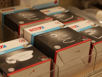 Sanitair bij de Blaricumsche IJzerhandel, Van den Bergh