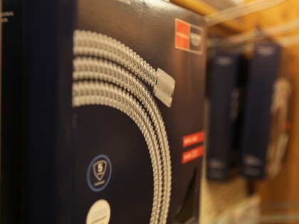 Sanitair bij de Blaricumsche IJzerhandel, Van den Bergh