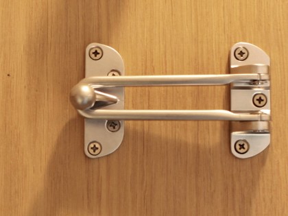 Deur, raam en meubelbeslag bij de Blaricumsche IJzerhandel, Van den Bergh