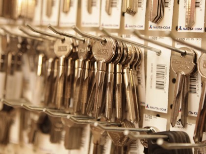 Sleutels bij laten maken bij de Blaricumsche IJzerhandel, Van den Bergh