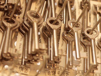 Sleutels bij laten maken bij de Blaricumsche IJzerhandel, Van den Bergh