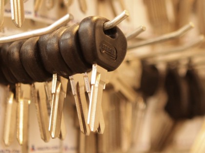 Sleutels bij laten maken bij de Blaricumsche IJzerhandel, Van den Bergh