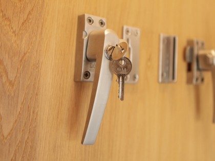 Deur, raam en meubelbeslag bij de Blaricumsche IJzerhandel, Van den Bergh