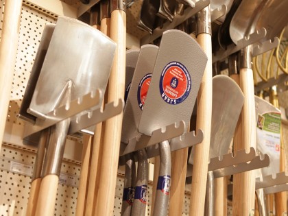 Tuingereedschap bij de Blaricumsche IJzerhandel, Van den Bergh