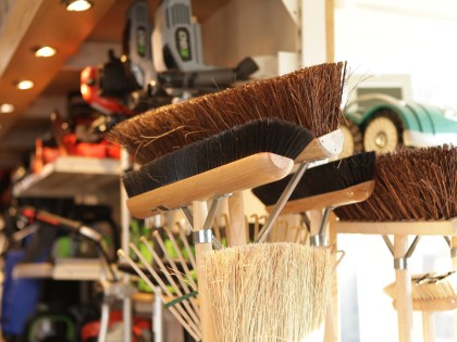 Tuingereedschap bij de Blaricumsche IJzerhandel, Van den Bergh