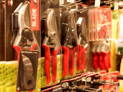 Tuingereedschap bij de Blaricumsche IJzerhandel, Van den Bergh