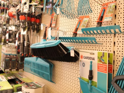 Tuingereedschap bij de Blaricumsche IJzerhandel, Van den Bergh