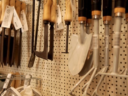 Tuingereedschap bij de Blaricumsche IJzerhandel, Van den Bergh