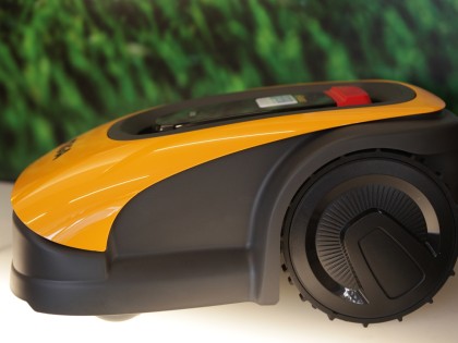 Robotmaaiers bij de Blaricumsche IJzerhandel, Van den Bergh