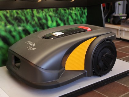 Robotmaaiers bij de Blaricumsche IJzerhandel, Van den Bergh