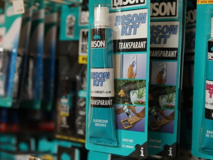 Verfwaren, lijmen en kitten bij de Blaricumsche IJzerhandel, Van den Bergh