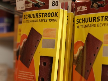 Verfwaren, lijmen en kitten bij de Blaricumsche IJzerhandel, Van den Bergh