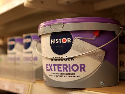 Verfwaren, lijmen en kitten bij de Blaricumsche IJzerhandel, Van den Bergh