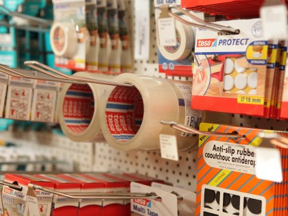 Verfwaren, lijmen en kitten bij de Blaricumsche IJzerhandel, Van den Bergh