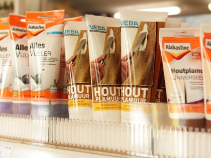 Verfwaren, lijmen en kitten bij de Blaricumsche IJzerhandel, Van den Bergh