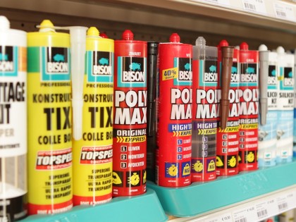 Verfwaren, lijmen en kitten bij de Blaricumsche IJzerhandel, Van den Bergh