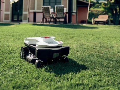 Robotmaaiers bij de Blaricumsche IJzerhandel, Van den Bergh