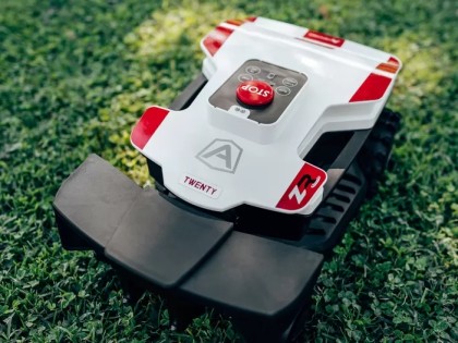 Robotmaaiers bij de Blaricumsche IJzerhandel, Van den Bergh