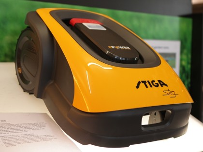 Robotmaaiers bij de Blaricumsche IJzerhandel, Van den Bergh