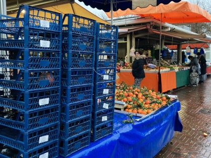 Carolien Adriaansche Stock up on new crates at the Hague Market.