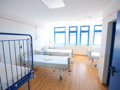 Ziekenhuisbedden uit Nederland in een plattelandsziekenhuis in Roemenie