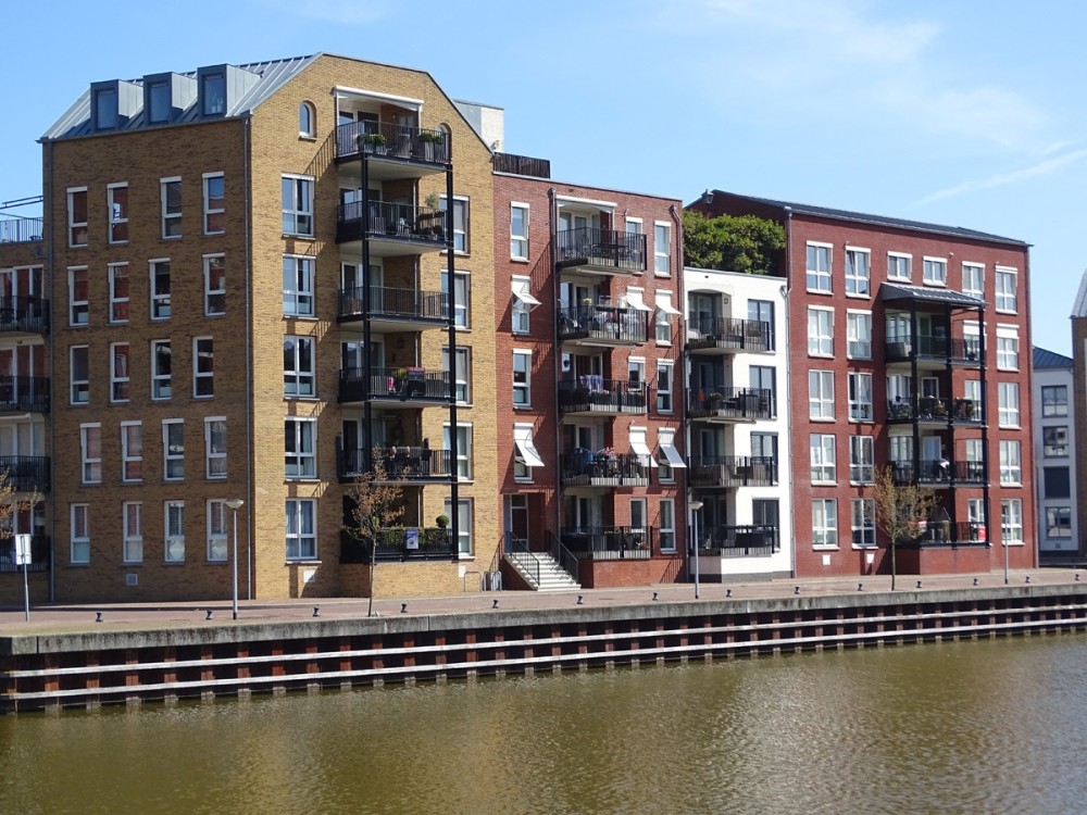 Zinken daken voor De Oude Haven in Huizen