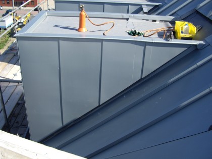 Zinken daken voor De Oude Haven in Huizen