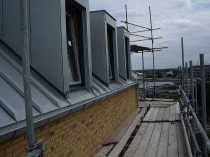 Zinken daken voor De Oude Haven in Huizen